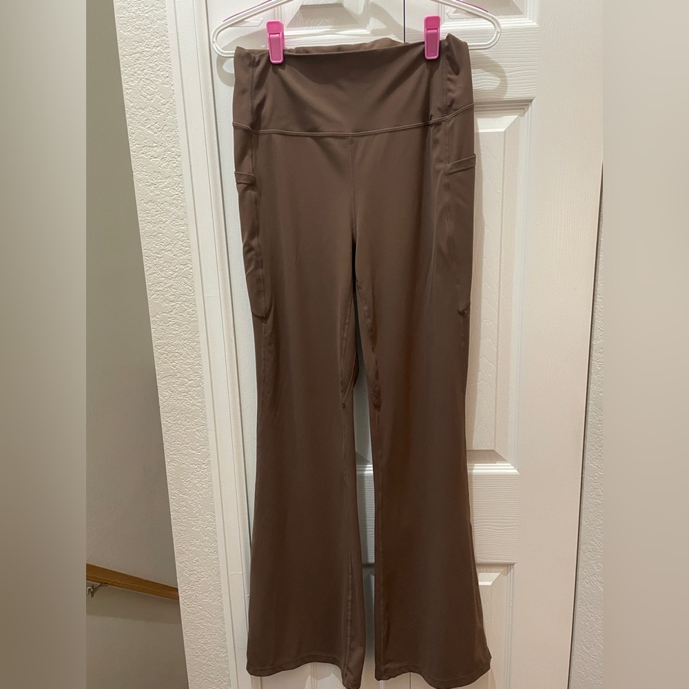 🦋Ladies brown flared leggings w side pockets